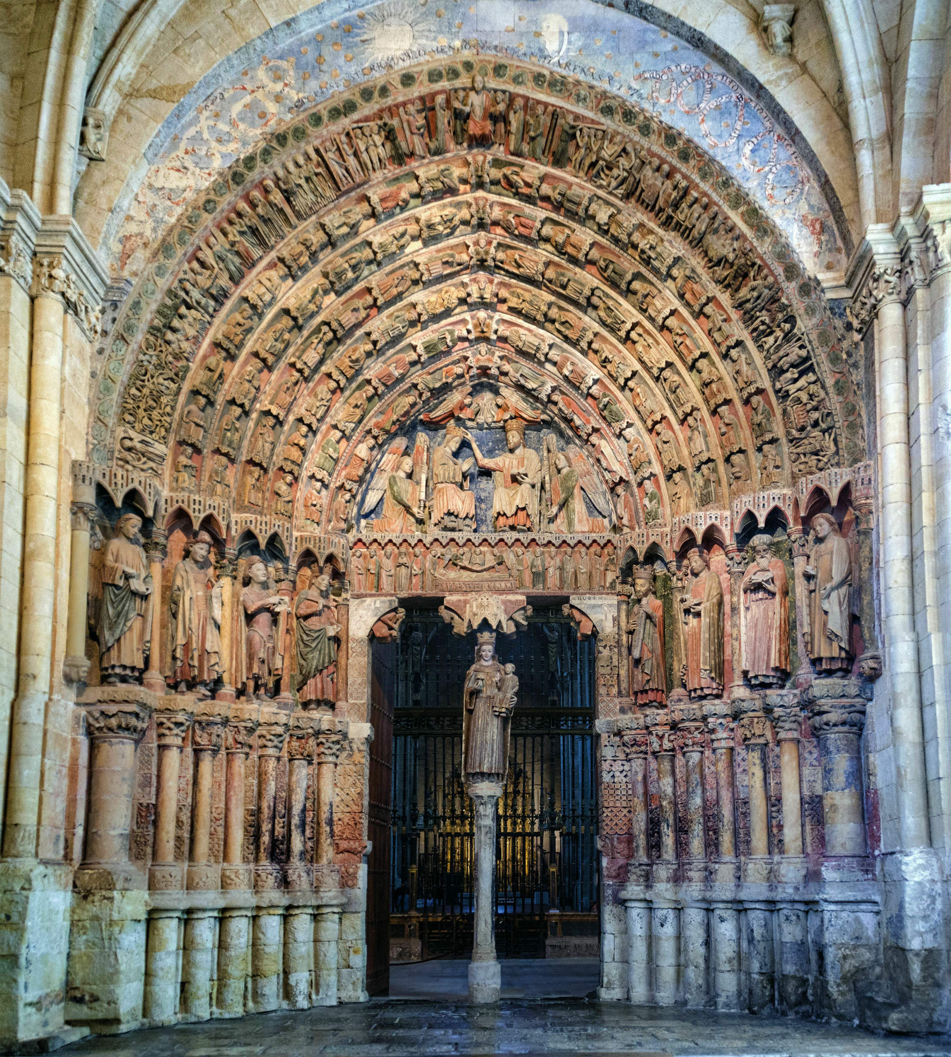 Infierno en la arquivolta exterior del pórtico de la Majestad de la colegiata de Santa María la Mayor en la ciudad de Toro