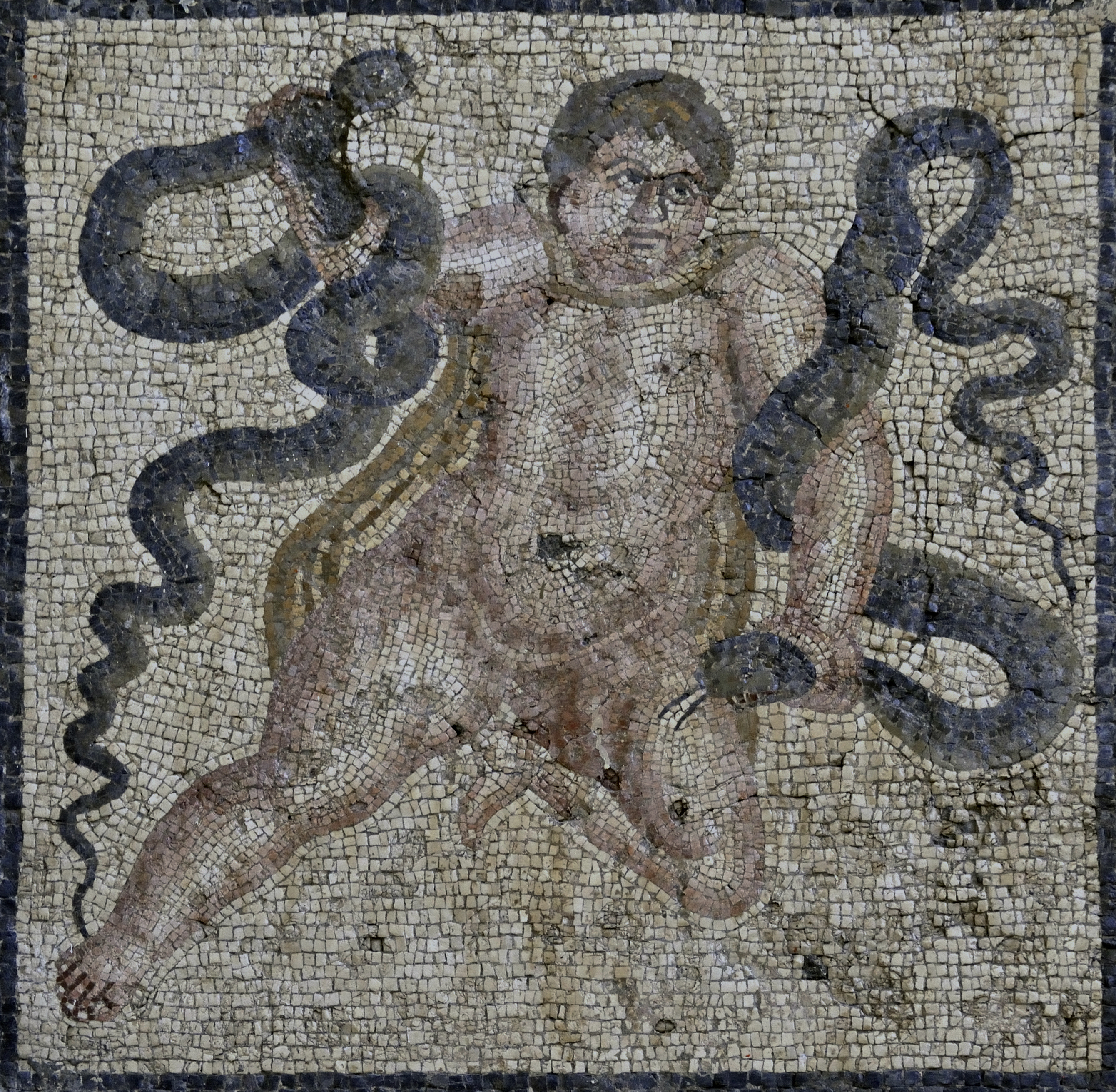 Hércules infante ahogando a las seprientes enviadas por Hera para matarlo, representado en los mosaicos pavimentales de Antioquía del Orontes.
